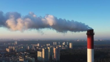Kazan borusu atmosfere zararlı gazlar üretiyor. İklim değişikliği.