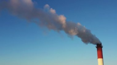 Kazan borusu atmosfere zararlı gazlar üretiyor. İklim değişikliği.