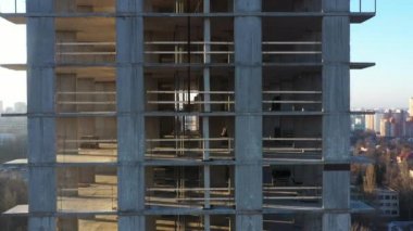 İnsansız hava aracının yavaş uçuşu, çok katlı beton bina inşaatı devam ediyor. Konut inşa kavramı.