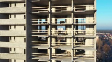 İnsansız hava aracının yavaş uçuşu, çok katlı beton bina inşaatı devam ediyor. Konut inşa kavramı.