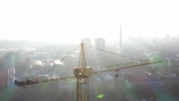 Meerverdiepingen Gebouw Torenkraan Bouwplaats Bovenaanzicht Bij Zonsondergang — Stockvideo