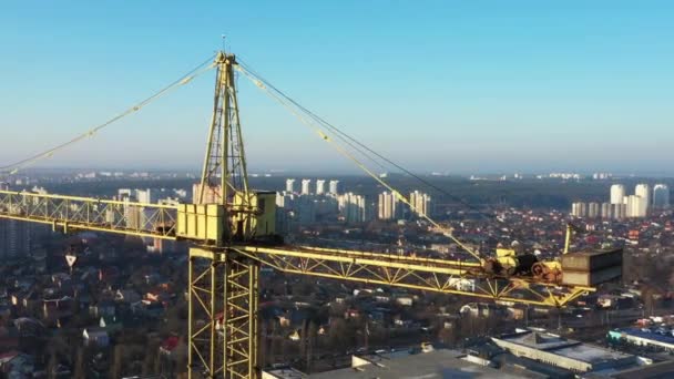 Hochhaus Turmdrehkran Und Baustelle Draufsicht Bei Sonnenuntergang — Stockvideo