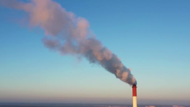 Industriële rook van schoorsteen op blauwe hemel — Stockvideo