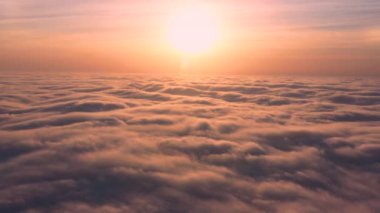 Seyahat ve eğlence, konsept, bulutların üzerinde uçan dron, ruhsal atmosfer. Doğal gök arkaplanı.