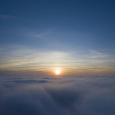 Seyahat ve eğlence, konsept, bulutların üzerinde uçan dron, ruhsal atmosfer. Doğal gök arkaplanı.