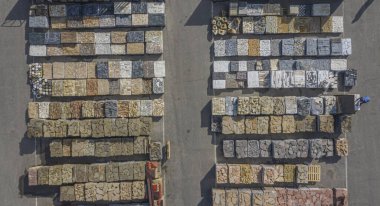 Doğal dekoratif taşlardan oluşan geniş bir dükkan. Üst görünüm.