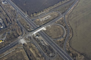 Pistte koşan karmaşık bir araba kavşağı. Üst görünüm.
