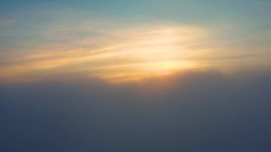 Fırtınalı mor-mavi bulutlar gün batımında, drone görüntüsü.