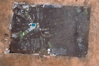 Çok katlı bir konut inşaatı için iyi siyah toprağı olan dikdörtgen bir arazi hazırlanıyor..