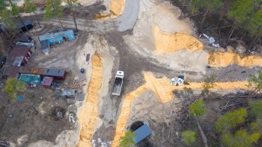 Ormanda çok katlı konutların inşası, çevre ve iklim üzerinde olumsuz etkisi olan metropol alanlarının inşası nedeniyle doğanın tahrip edilmesi..