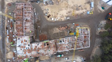 Ormanda çok katlı konutların inşası, çevre ve iklim üzerinde olumsuz etkisi olan metropol alanlarının inşası nedeniyle doğanın tahrip edilmesi..