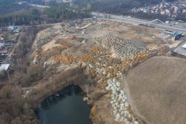 Köy ve orman yakınlarındaki inşaat alanı, insan ekonomisinin çevre ve manzara üzerindeki etkisi.