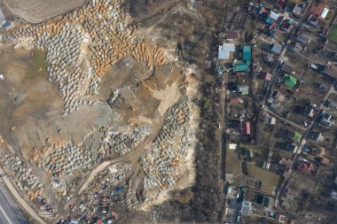Köy ve orman yakınlarındaki inşaat alanı, insan ekonomisinin çevre ve manzara üzerindeki etkisi.