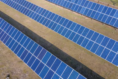 Arka bahçede uçuculuk sağlamayan küçük bir güneş enerjisi santrali. Zararlı emisyonları azaltır. Yenilenebilir enerjinin özel kullanımı.