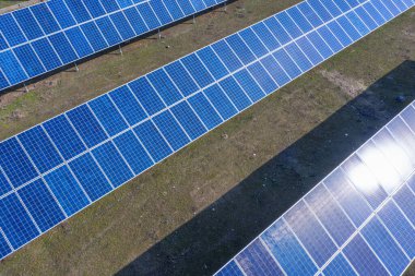 Arka bahçede uçuculuk sağlamayan küçük bir güneş enerjisi santrali. Zararlı emisyonları azaltır. Yenilenebilir enerjinin özel kullanımı.