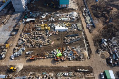 İnşaat alanının çok katlı bir konut inşaatı için hazırlığı.