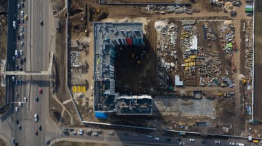 İnşaat alanının çok katlı bir konut inşaatı için hazırlığı.