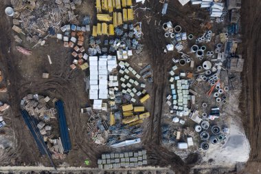 İnşaat alanının çok katlı bir konut inşaatı için hazırlığı.