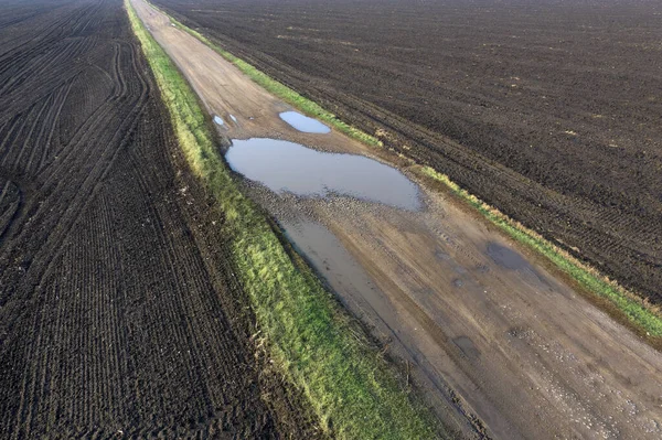 Wiejska Droga Gruntowa Polu Kałużami Puste Grunty Rolne Obu Stronach — Zdjęcie stockowe