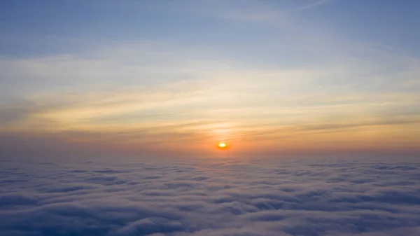 Viaje Ocio Concepto Dron Volando Por Encima Las Nubes Atmósfera — Foto de Stock