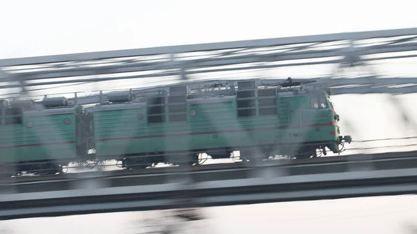 Поїзд Проходить Через Залізничний Міст Великій Швидкості Важка Промисловість Вантаж — стокове фото