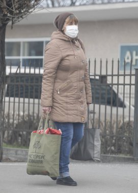 Ukrayna Kiev 23 Mart 2020 Covid-19 orta yaşlı bir kadın Coronavirus enfeksiyonunun yayılmasını önlemek için bir tıbbi maske taktı..
