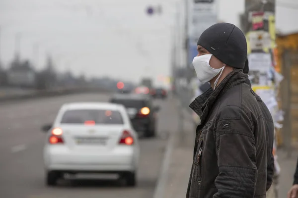 Ucrânia Kiev Março 2020 Jovem Mascarado Espera Transporte Público — Fotografia de Stock