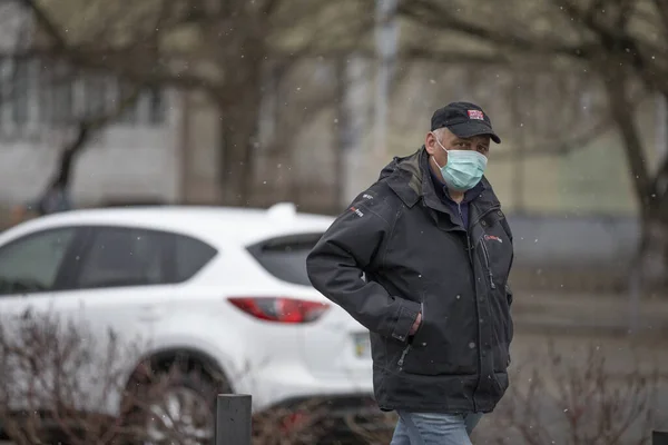 Ucrânia Kiev Março 2020 Homem Andando Pela Rua Usava Chapéu — Fotografia de Stock