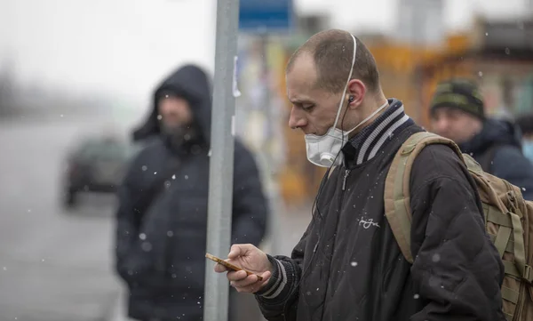 Ucrânia Kiev Março 2020 Jovem Uma Parada Transporte Público Com — Fotografia de Stock