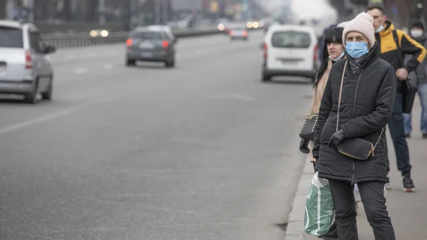 Ουκρανία Κίεβο Μαρτίου 2020 Άνθρωποι Στη Στάση Του Λεωφορείου Περιμένουν — Φωτογραφία Αρχείου
