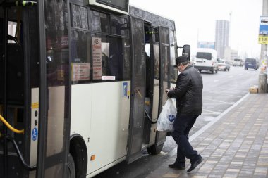 Ukrayna Kiev 23 Mart: SARS-CoV-2 veya COVID-19 koronavirüslerinin yayılmasına karşı karantina tedbirleri. Toplu taşıma araçlarını kullanırken, insanların enfeksiyonun yayılmasını önlemek için tıbbi maskeler kullanmaları gerekiyor..