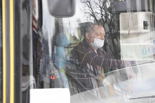 Ucrânia Kiev Março Motorista Ônibus Máscara Médica Medidas Quarentena Contra — Fotografia de Stock