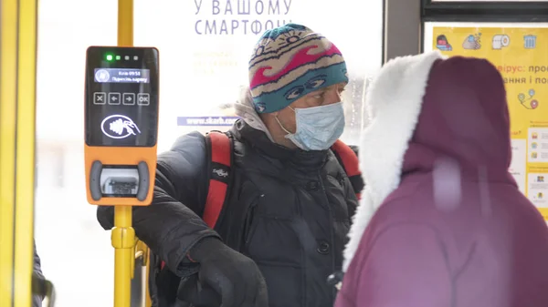 Ucrânia Kiev Março Passageiros Dos Trólebus Kiev São Obrigados Usar — Fotografia de Stock