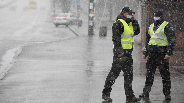 Киев 23 марта: Полиция патрулирует улицы Карантинные меры против распространения коронавирусов SARS-CoV-2 или COVID-19
.