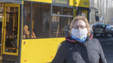 Ukrayna Kiev 23 Mart: SARS-CoV-2 veya COVID-19 koronavirüslerinin yayılmasına karşı karantina tedbirleri. Toplu taşıma araçlarını kullanırken, insanların enfeksiyonun yayılmasını önlemek için tıbbi maskeler kullanmaları gerekiyor..