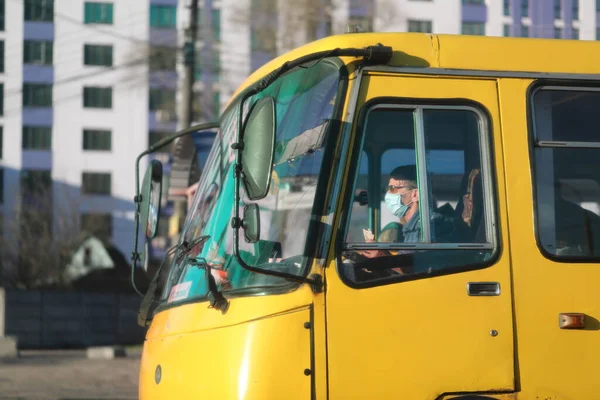 Ukrayna Kiev 23 Mart: Sağlık maskeli otobüs şoförü. SARS-CoV-2 veya COVID-19 koronavirüslerinin yayılmasına karşı karantina tedbirleri.
