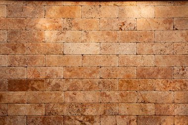 Sarı mermer duvar, doğal taşın dokusu, doğal malzemelerin arka planı. Dikdörtgen şeklinde mermer fayanslar.