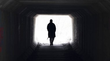 Tünelin sonundaki ışık, bir adam ışığa çıkar, ölümden sonraki yaşam kavramı..