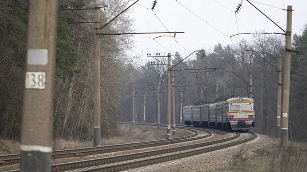 旧ソ連の錆びた列車はまだ郊外の通信に使用されています — ストック写真