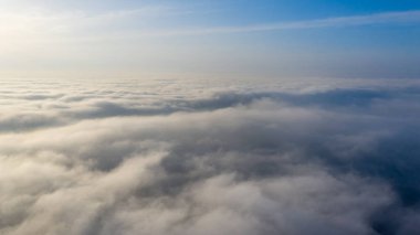 Seyahat ve eğlence, konsept, bulutların üzerinde uçan dron, ruhsal atmosfer. Doğal gök arkaplanı.