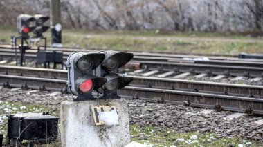Tren istasyonunun yakınındaki iki noktadan gelen sinyal trenlerin hareketlerini kontrol etmek için..