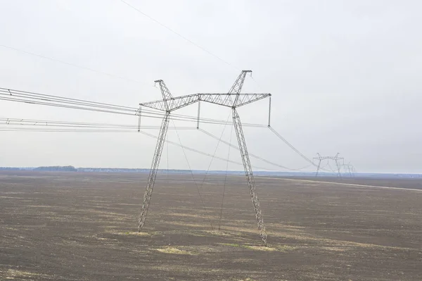 Soportes Metálicos Líneas Eléctricas Que Atraviesan Campos Agrícolas — Foto de Stock