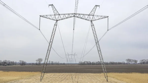 Soportes Metálicos Líneas Eléctricas Que Atraviesan Campos Agrícolas — Foto de Stock