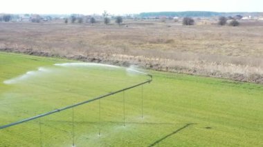 Sulama dönüş sistemi tarım alanını suluyor