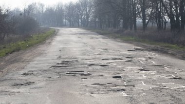 Yoldaki tümsekler. Kötü asfalt, gülün katılımcıları için tehlikeyi artırıyor.
