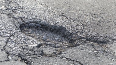 Yoldaki tümsekler. Kötü asfalt, gülün katılımcıları için tehlikeyi artırıyor.