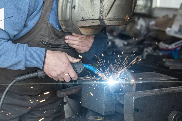 Equipo Reparación Mecánico Realiza Trabajos Soldadura Piezas Utilizando Una Máquina — Foto de Stock