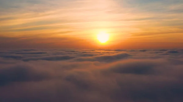 Bulutların Üstünde Şafak Veya Gün Batımı Uçaktan Bak Rahatlama Meditasyonu — Stok fotoğraf