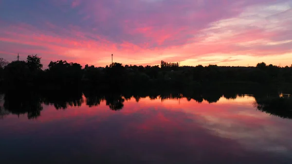 Прекрасная Природа Вечером Над Озером Пурпурные Облака Отражаются Воде — стоковое фото
