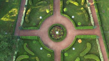 Bucha şehrinin merkez parkı, Kyiv bölgesi. Fransız usulü döşenmiş. Çalı biçimleri, kozalaklı ve yaprak döken çalılar kullanarak. Rahatlamak için harika bir yer..